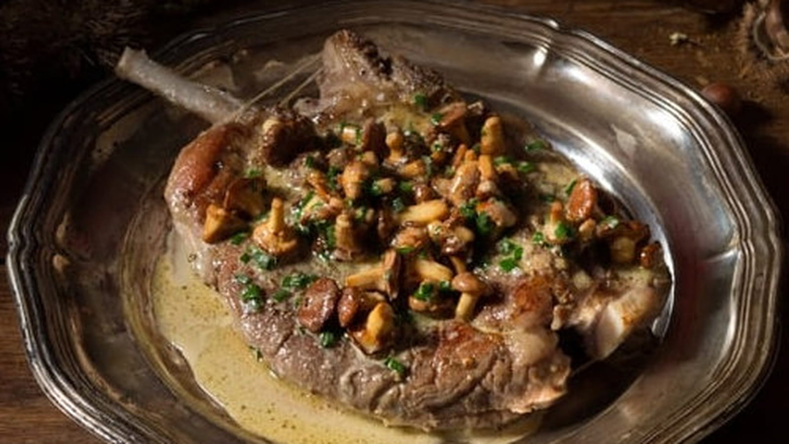 Côte de veau rôtie au beurre de sauge et girolles sautées au jus