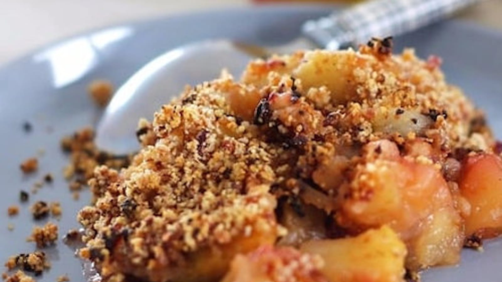 Crumble sans sucre ajouté aux pommes et prunes