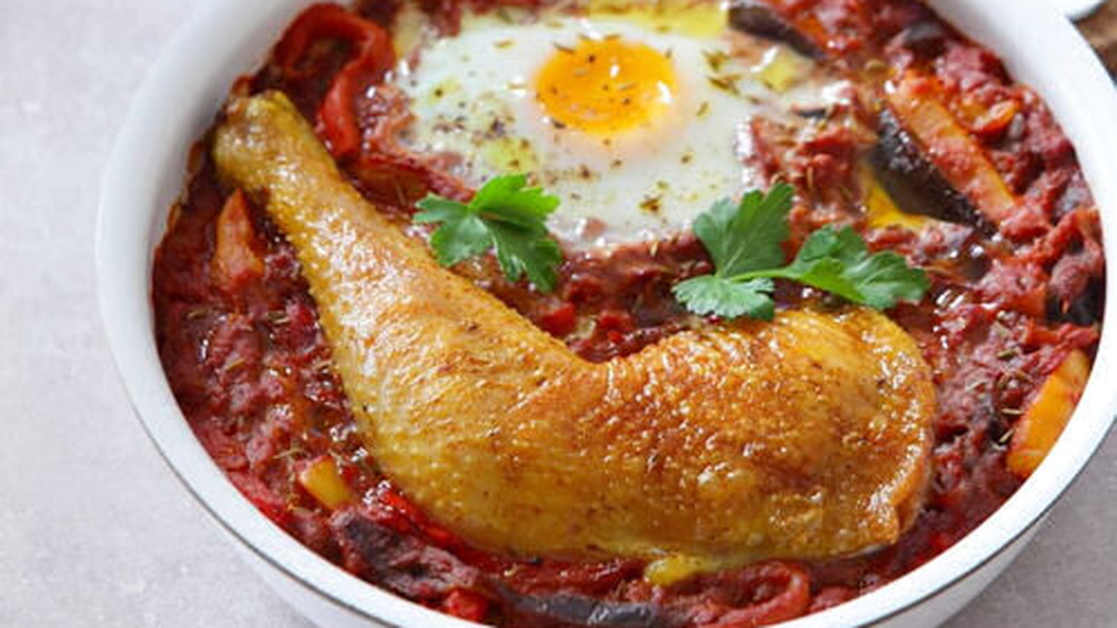 Chatchouka à l’oeuf de poule bio et cuisses de poulet fermier