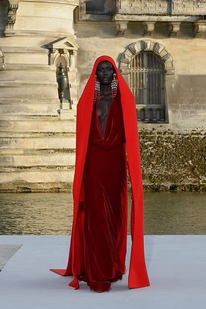 Look 36&nbsp;du d&eacute;fil&eacute; Valentino haute couture automne-hiver 2023-2024