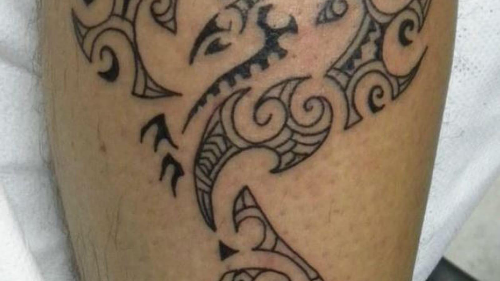 Phoenix maori sur le mollet