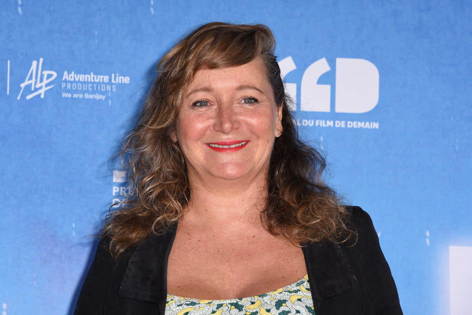 Les cheveux boucl&eacute;s avec m&egrave;che de Julie Ferrier