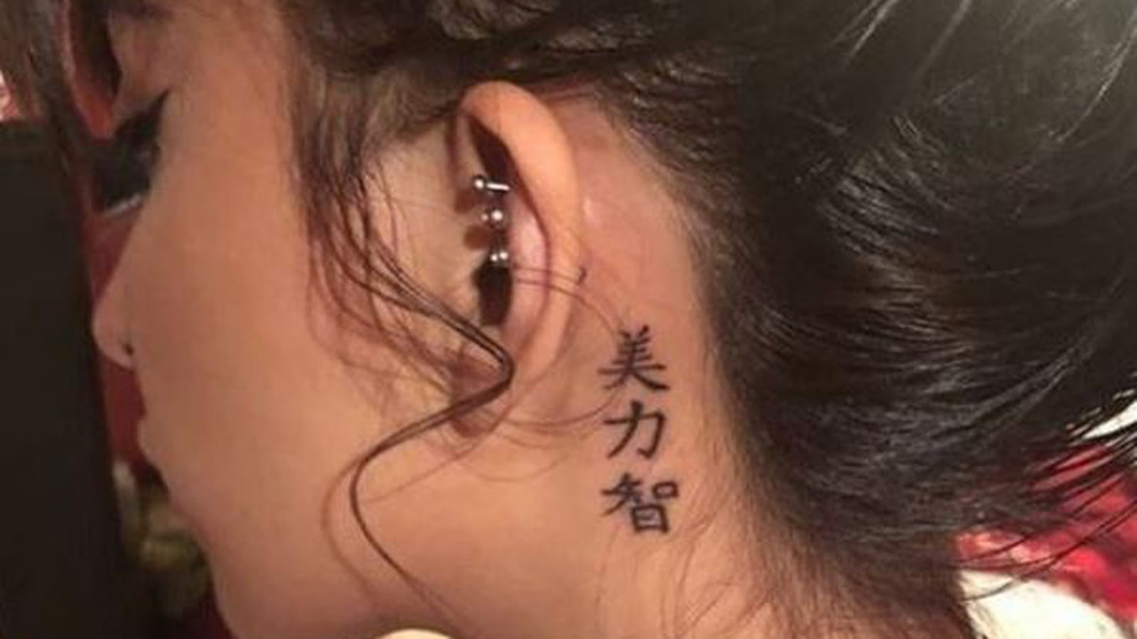 Ecriture derrière l'oreille