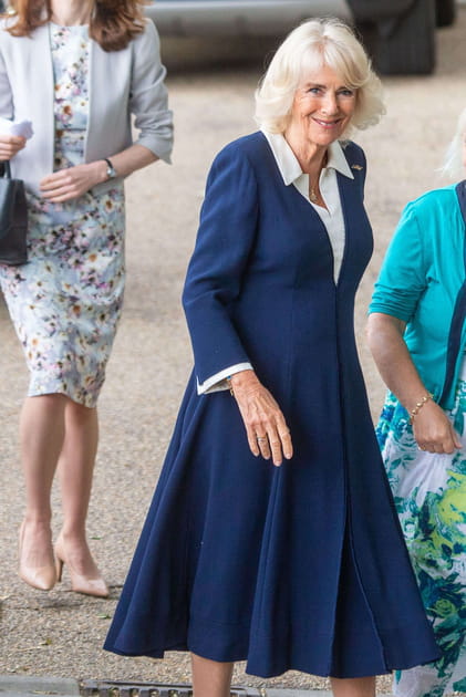 Camilla Parker-Bowles en robe midi bleu marine et col blanc