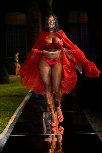 Etam Live Show 2022&nbsp;look cape rouge