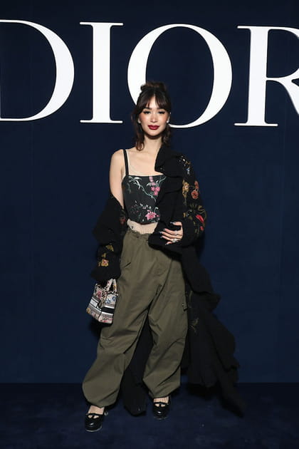 Heart Evangelista en corset fleuri &agrave; bretelles et pantalon parachute kaki au d&eacute;fil&eacute; Dior