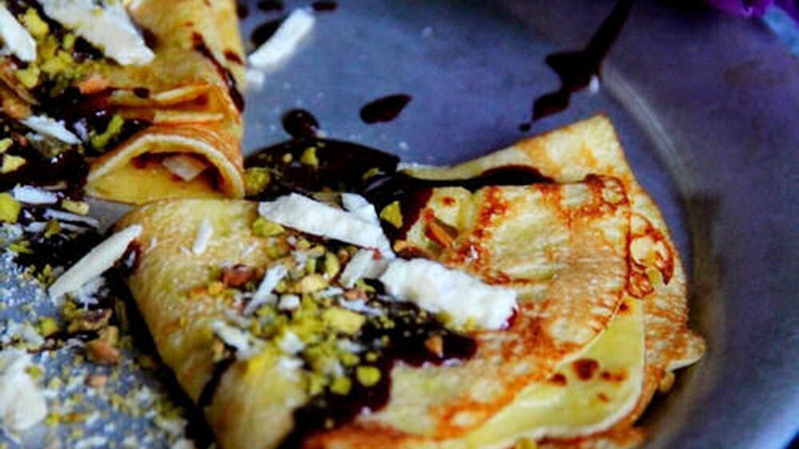 Crêpes lait de coco, chocolat, éclats de Toblerone et pistaches