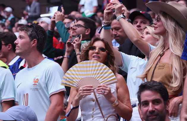 Claude Deschamps auprès de son fils Dylan et sa chérie Mathilde Cappelaere au match France-Espagne