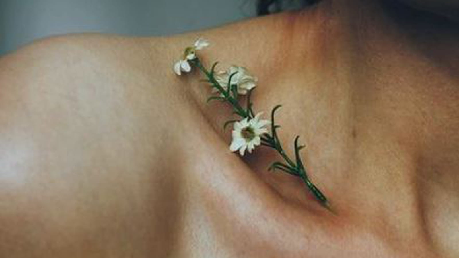 Fleurs 3D sur la clavicule
