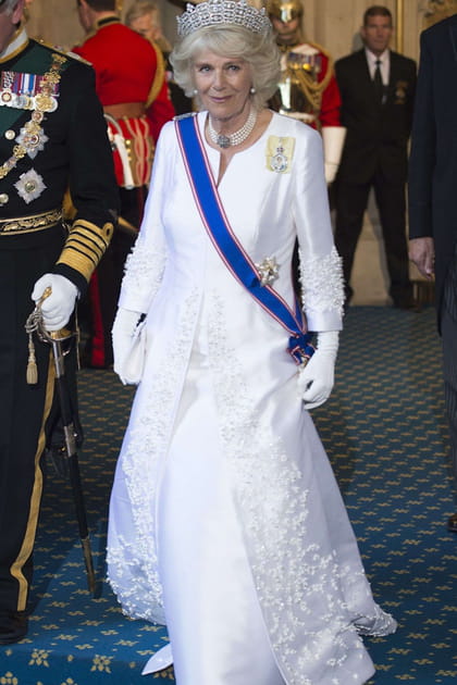 Camilla Parker-Bowles en robe blanche bi-matière et écharpe bleue