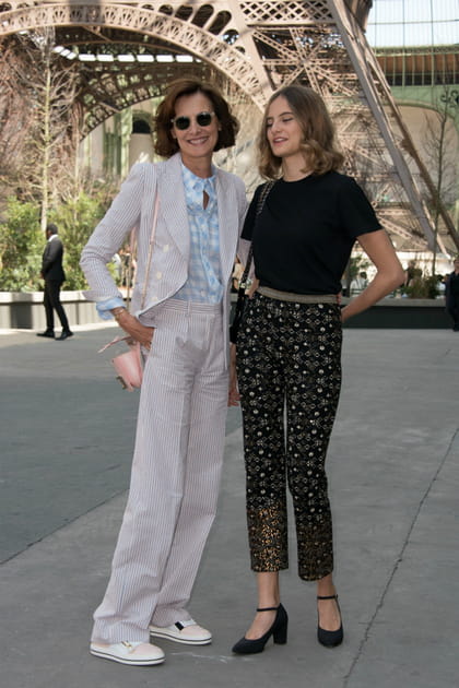 Inès de la Fressange en costume pastel et baskets blanches