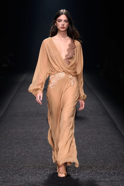 Robe nude fluide &agrave; d&eacute;collet&eacute; plongeant et pi&egrave;ces en dentelle aper&ccedil;ue sur le d&eacute;fil&eacute; Alberta Ferretti