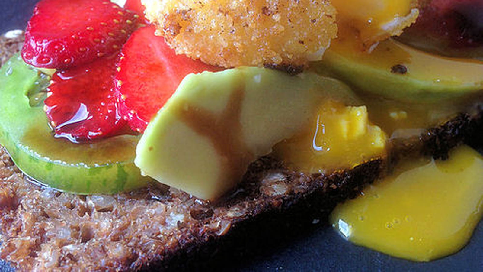 Tartine oeuf pané, avocat, tomate et fraise
