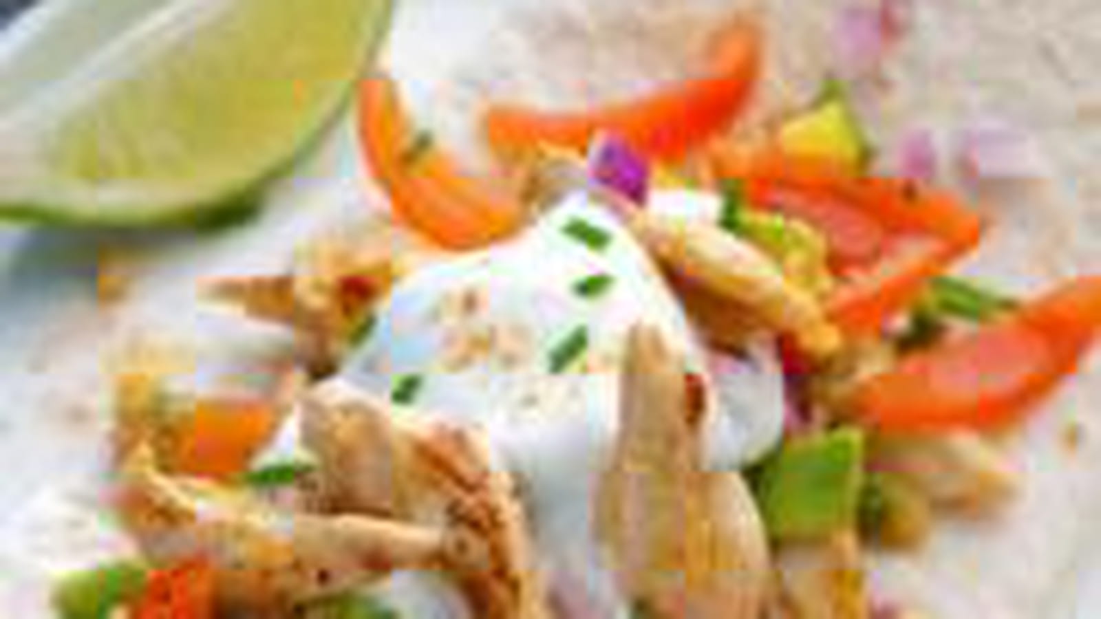 Tortilla de poulet à l'avocat et aux tomates cerise