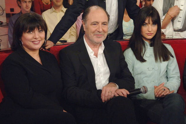 Avec sa femme Genevi&egrave;ve et sa belle-fille Pauline, sur le divan