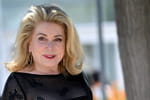 À 81 ans, Catherine Deneuve jure encore par cette paire de talons validée par le docteur Jimmy Mohamed
