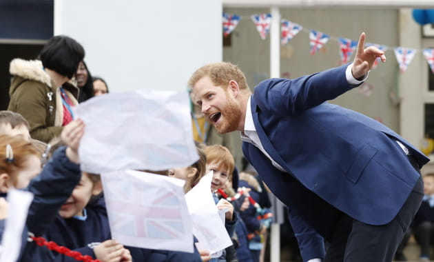 Le prince Harry fait le pitre devant des enfants