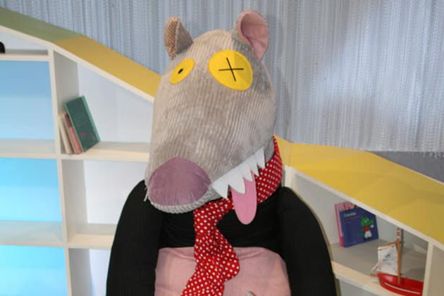 De grands loups en costume...