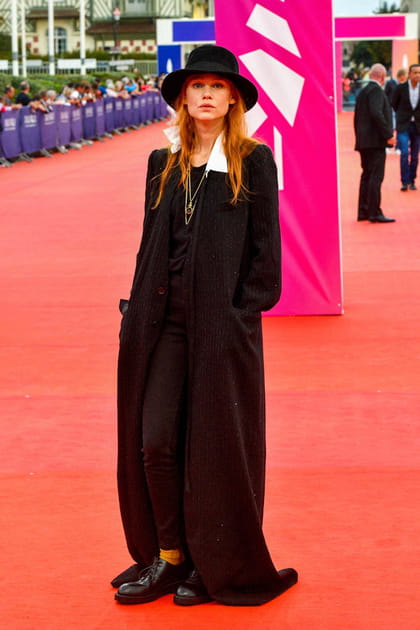 Astrid Berg&egrave;s-Frisbey en manteau long et chapeau noirs