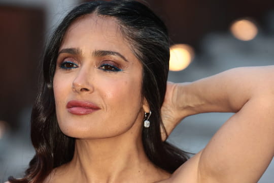 Salma Hayek combine &agrave; la perfection coiffure juv&eacute;nile et maquillage &eacute;blouissant pour faire plaisir &agrave; George Clooney
