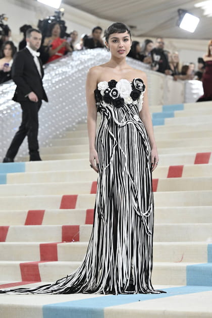 Olivia Rodrigo en robe bustier noir et blanc