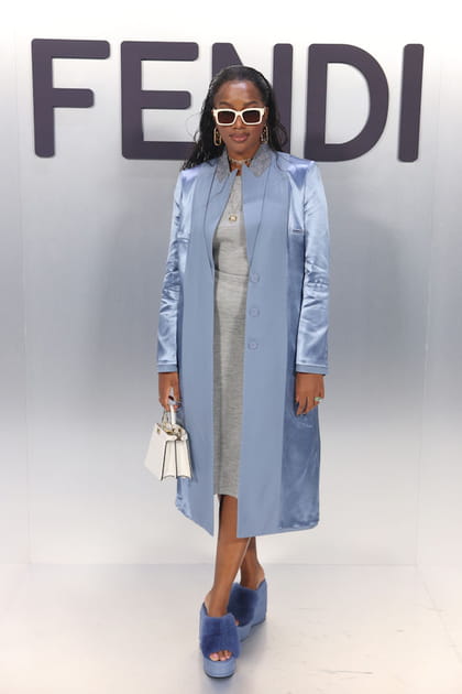 Iza en manteau long bleu bi-mati&egrave;re et mules &agrave; plateformes et fourrure au d&eacute;fil&eacute; Fendi
