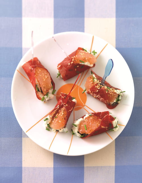 Petites bouchées de jambon cru au fromage frais et segment de pamplemousse au sésame grillé
