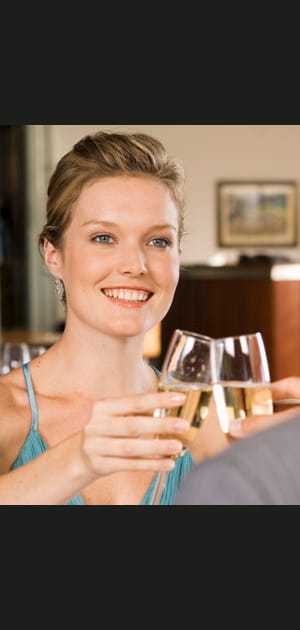 Face au buffet d'un mariage