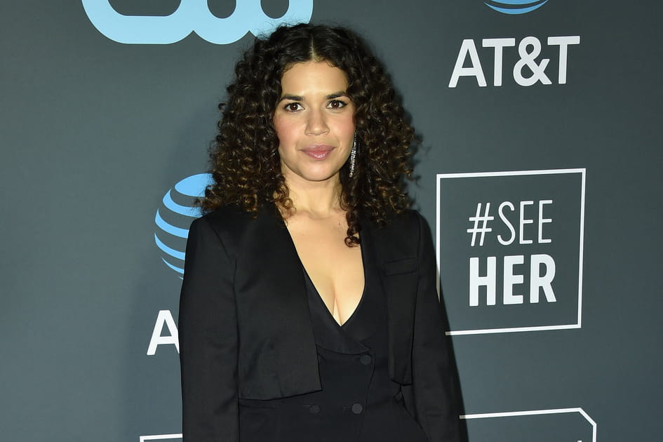 Les cheveux boucl&eacute;s serr&eacute;s d'America Ferrera