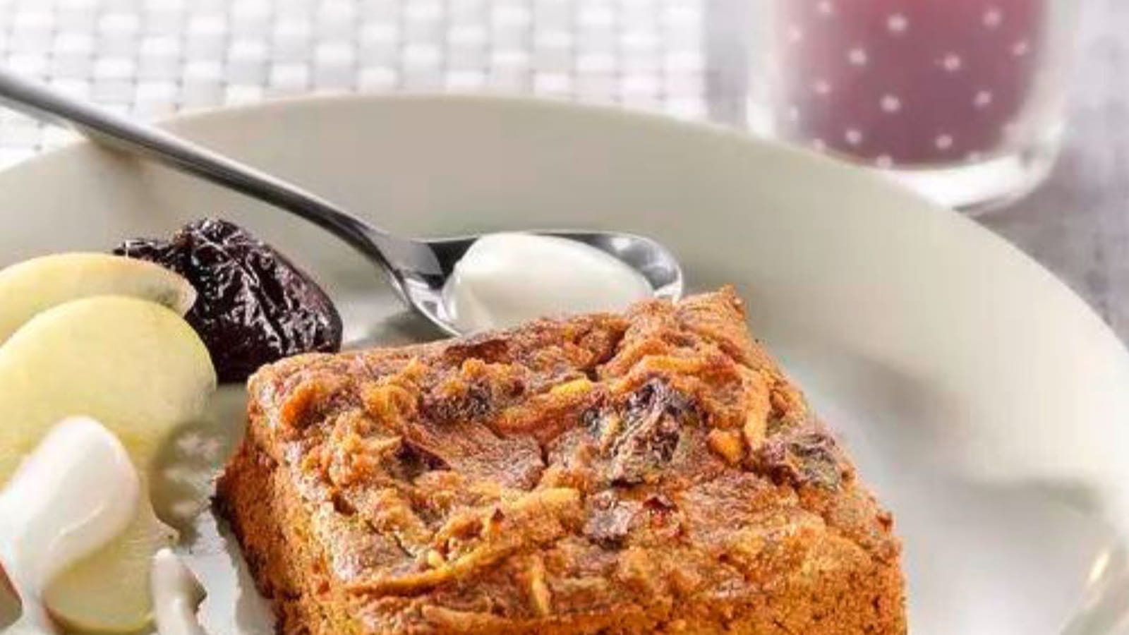 Pudding aux pommes, pain d'épices et pruneaux