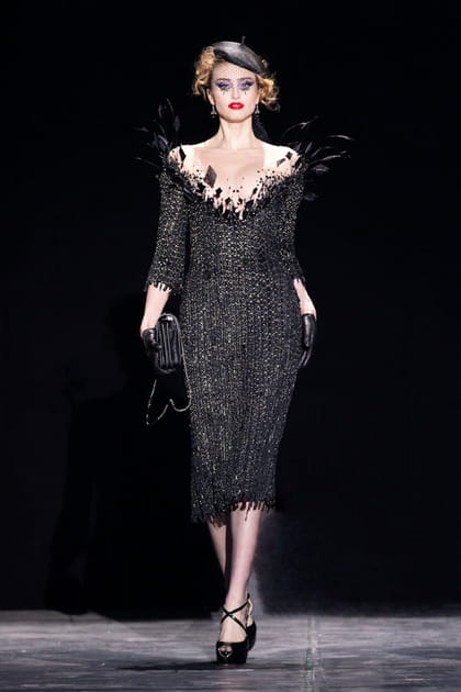 Robe noire &agrave; l'encolure brod&eacute;e de plumes aper&ccedil;ue sur le d&eacute;fil&eacute; Julien Fourni&eacute;