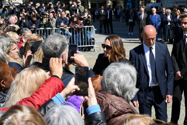 Laura Smet va remercier le public aux abords de l'&eacute;glise Saint-Sulpice