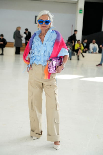 Grece Ghanem en blouse bleu clair à volants et pantalon cargo retroussé au défilé MSGM