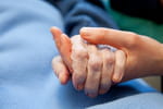 Je suis infirmière en soins palliatifs : un mois avant le départ, les patients commencent tous à faire cette chose étrange