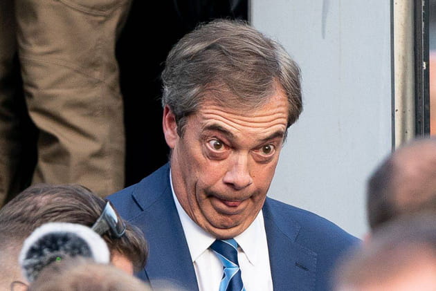 Nigel Farage, ancien leader du Parti pour l'Indépendance du Royaume-Uni tire la langue au Brexit