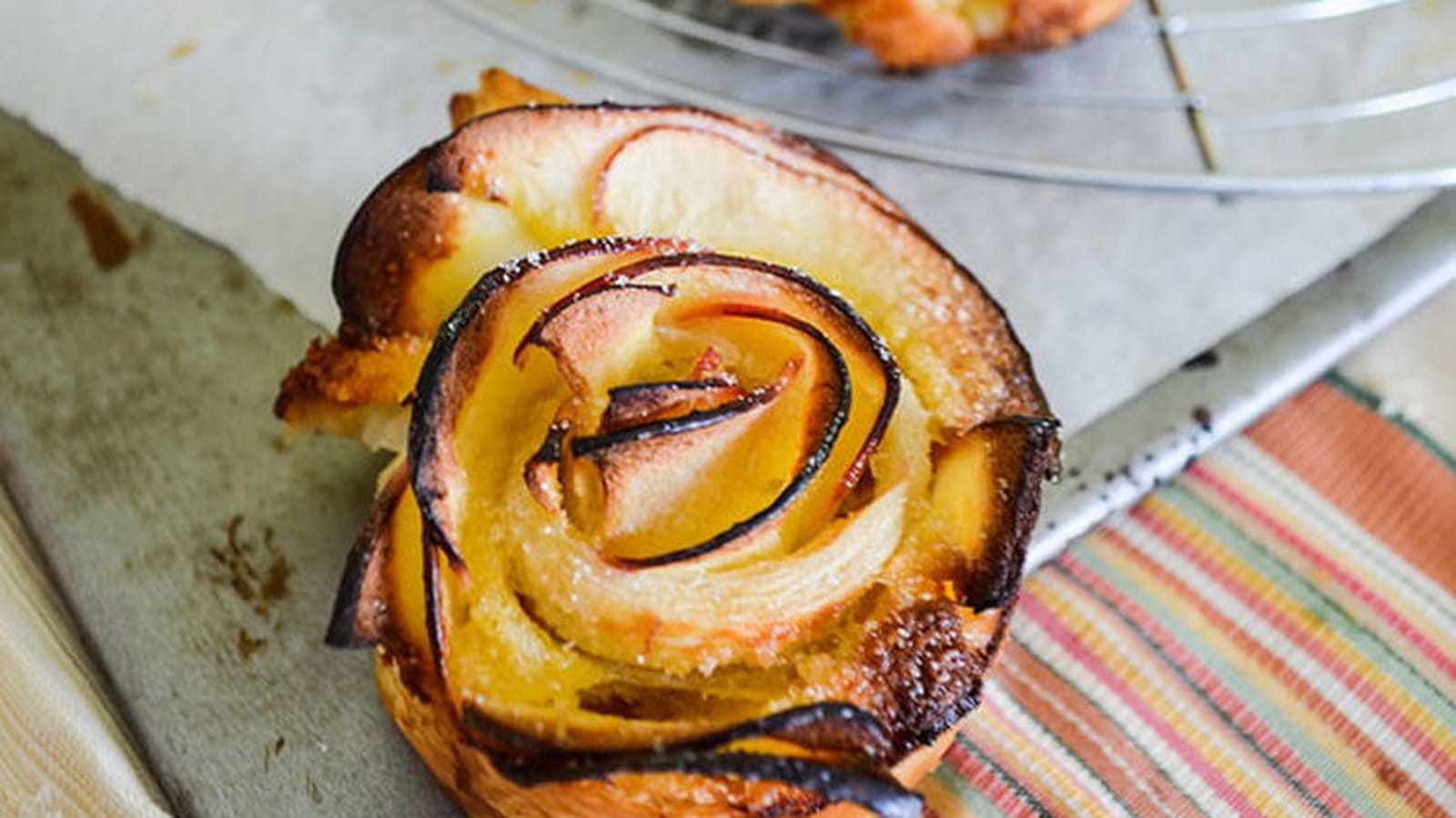 Roses des rois aux pommes et à la crème d'amandes