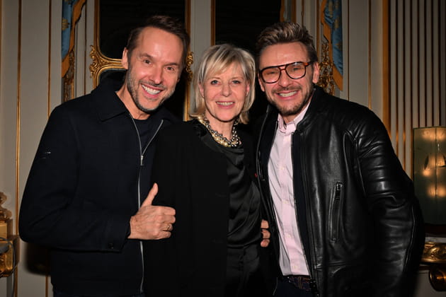 Damien Th&eacute;venot et Jeanfi Janssens entourent Chantal Ladesou