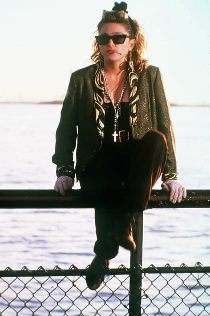 Madonna en pantalon de velours et veste dorée