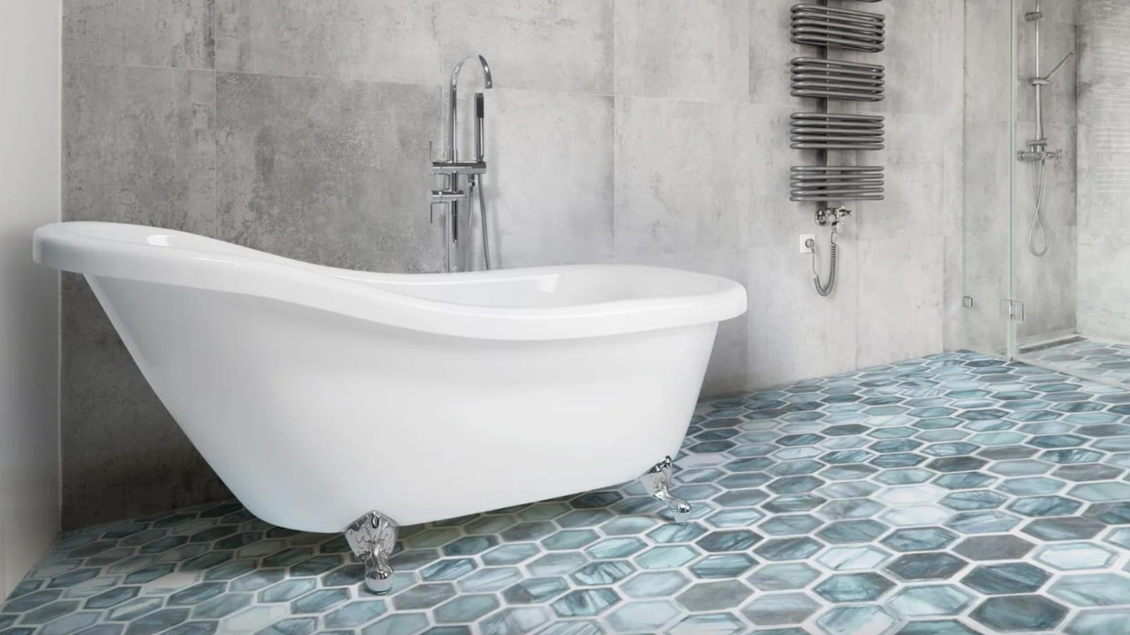 Une baignoire îlot courbée 