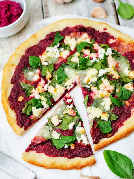 Tarte fine au houmous de betterave et l&eacute;gumes frais