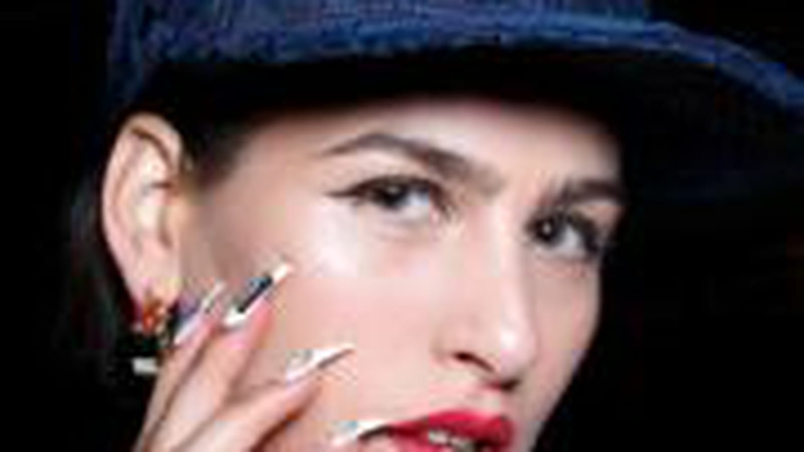 Le nail art avec des faux ongles