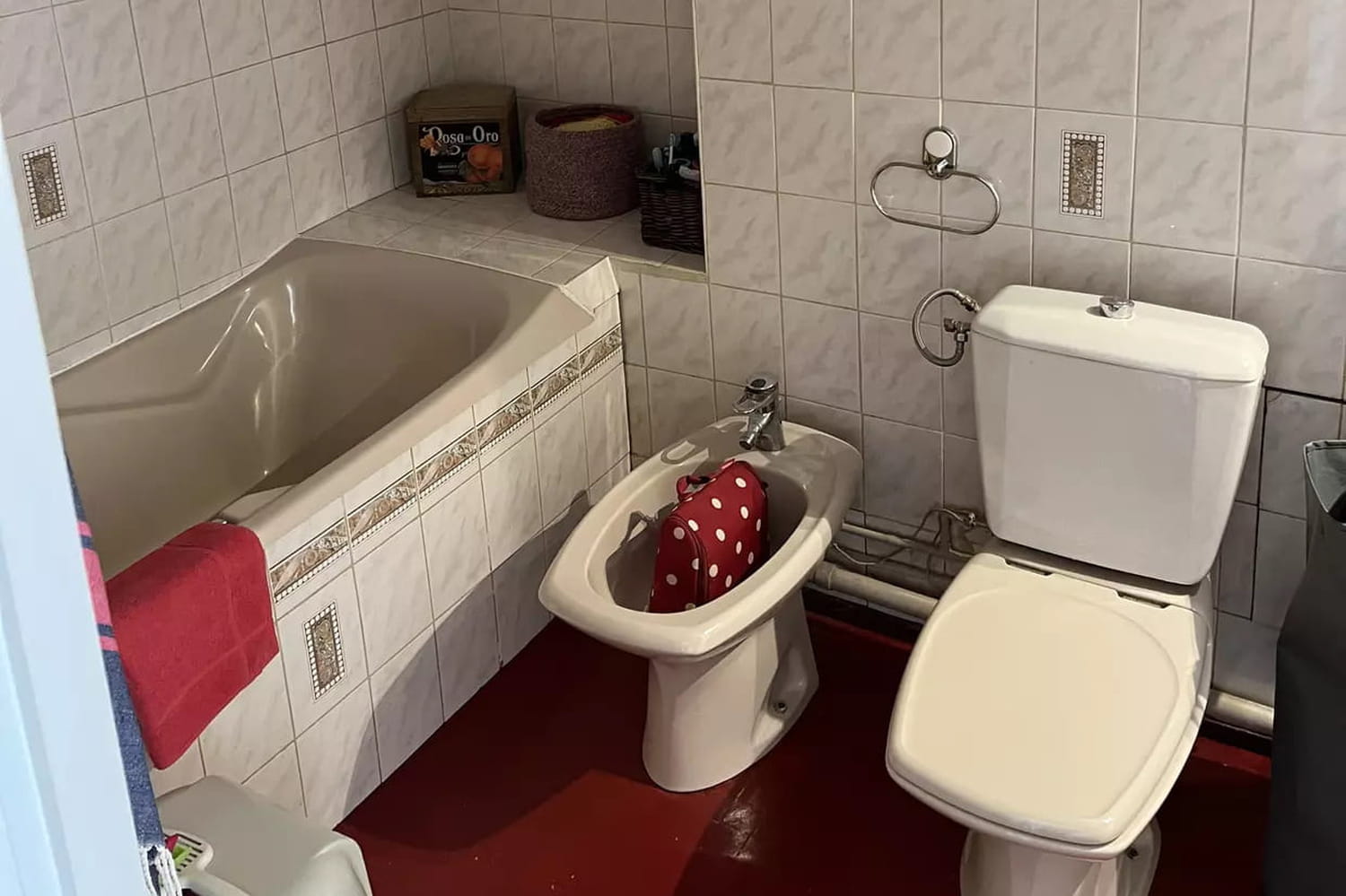Avant-après : une salle de bains démodée sauvée par quelques bonnes idées