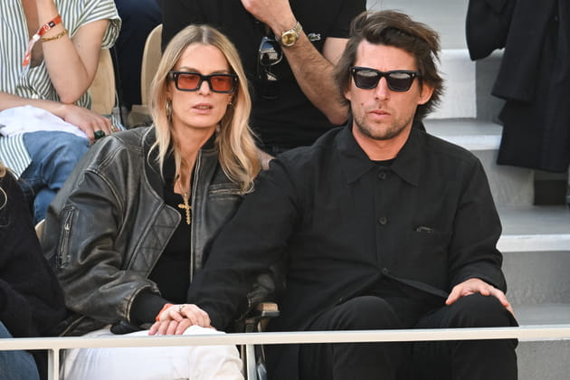 Le producteur Hugo Sélignac et sa compagne Emma Reynaud, aperçus à Roland-Garros