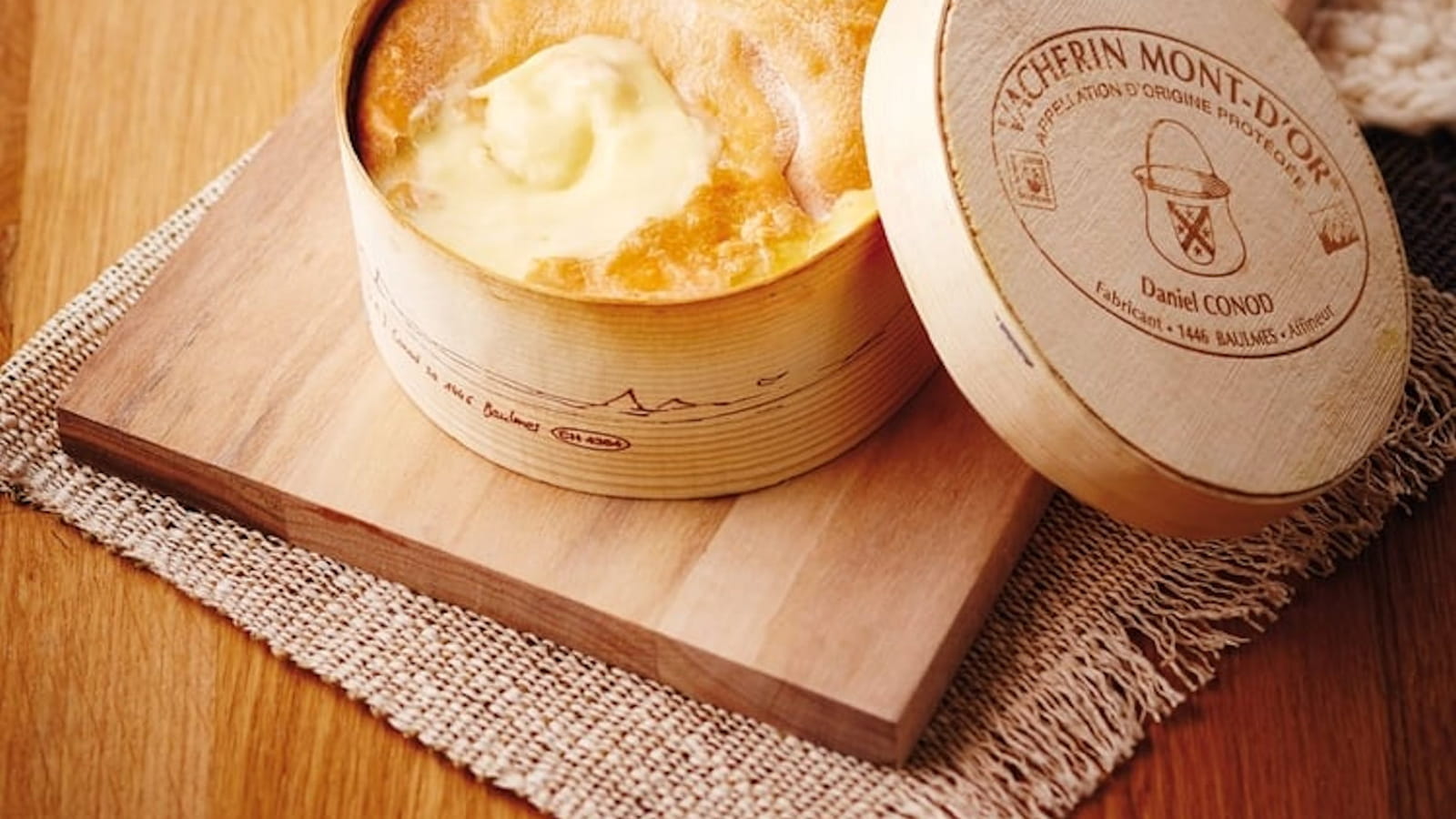 Vacherin Mont d'Or AOP rôti dans sa boîte