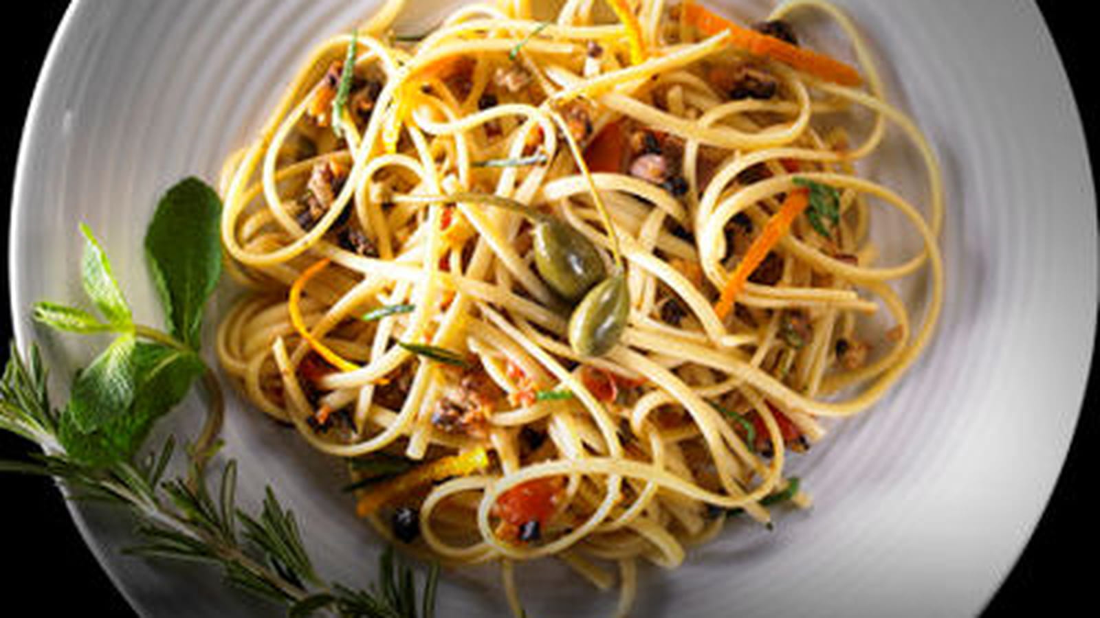 Linguine aux anchois, olives et câpres  