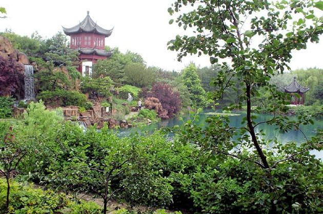 Noy&eacute; dans la verdure