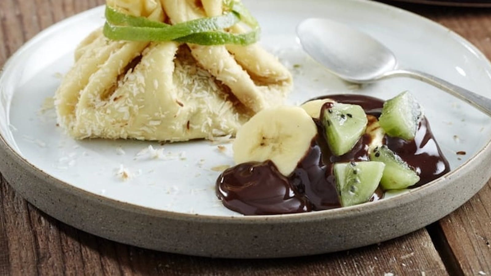 Crêpes noix de coco, zeste de citron vert et sauce chocolat