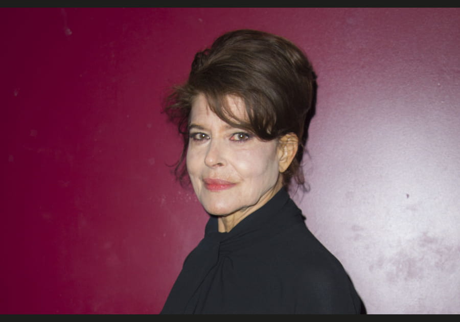 Fanny Ardant, sage avec son chignon banane