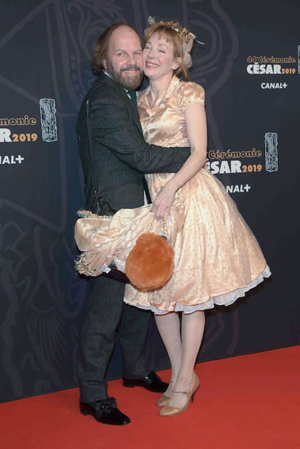 Julie Depardieu en robe d'inspiration r&eacute;tro, accompagn&eacute;e de Philippe Katerine