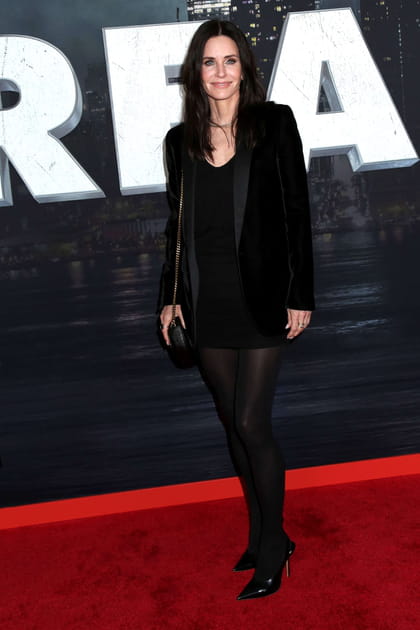 Après : Courteney Cox à 50 ans en total look noir